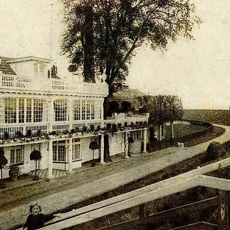 Meeuwen Manor Apartment
