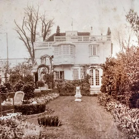 Meeuwen Manor Apartment